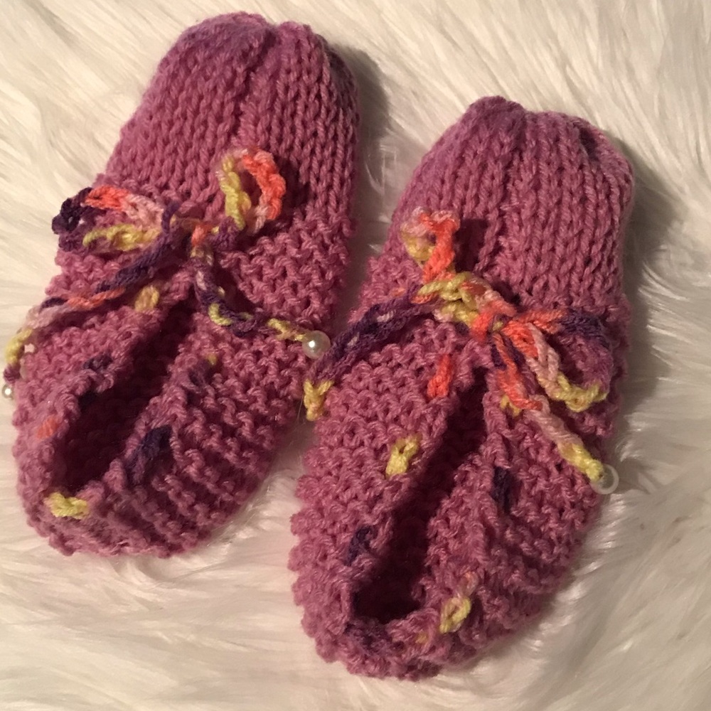 Handmade knitted slippers with bow tie